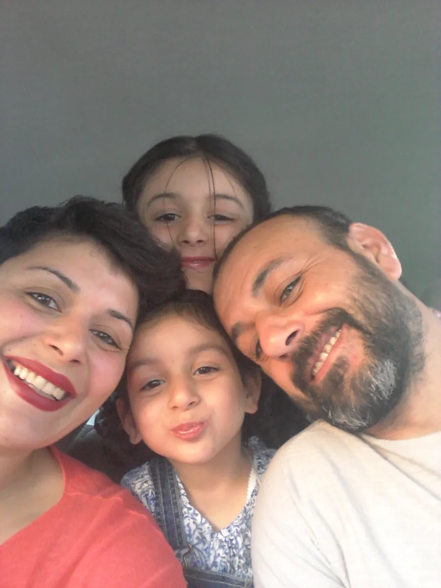 Alessandro con Natalia e le figlie Sofia e Greta, sorridenti in un selfie di famiglia