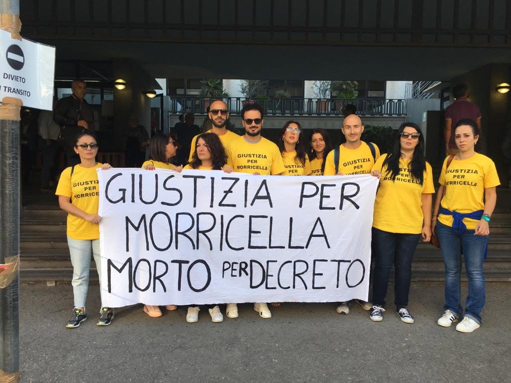 Il Collettivo Morricella riunito davanti allo striscione Giustizia per Morricella