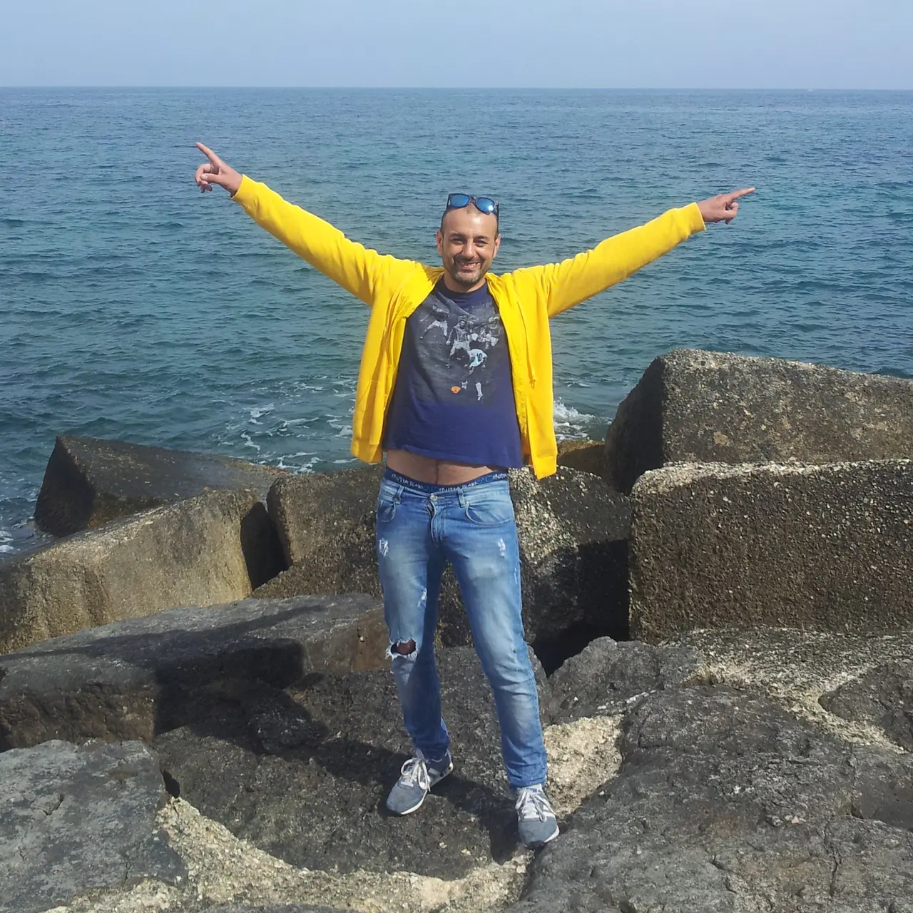 Alessandro Morricella in un ritratto al mare
