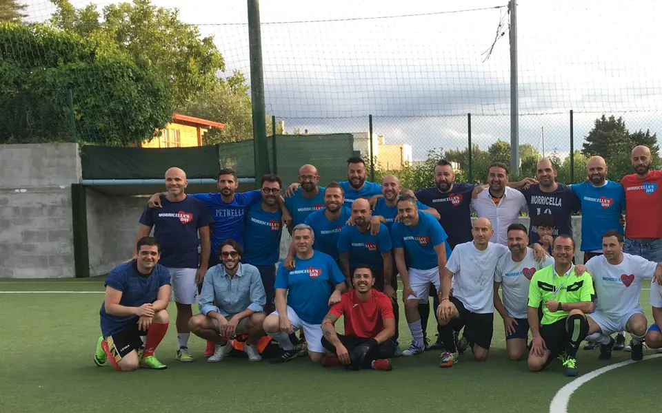 Il gruppo dei partecipanti al torneo del 15 luglio riunito sul campo, nell'edizione del 2019