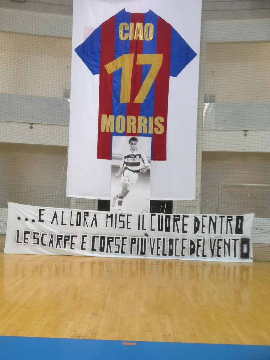 Il telo «Ciao Morris» e lo striscione dedicato ad Alessandro, esposti al torneo