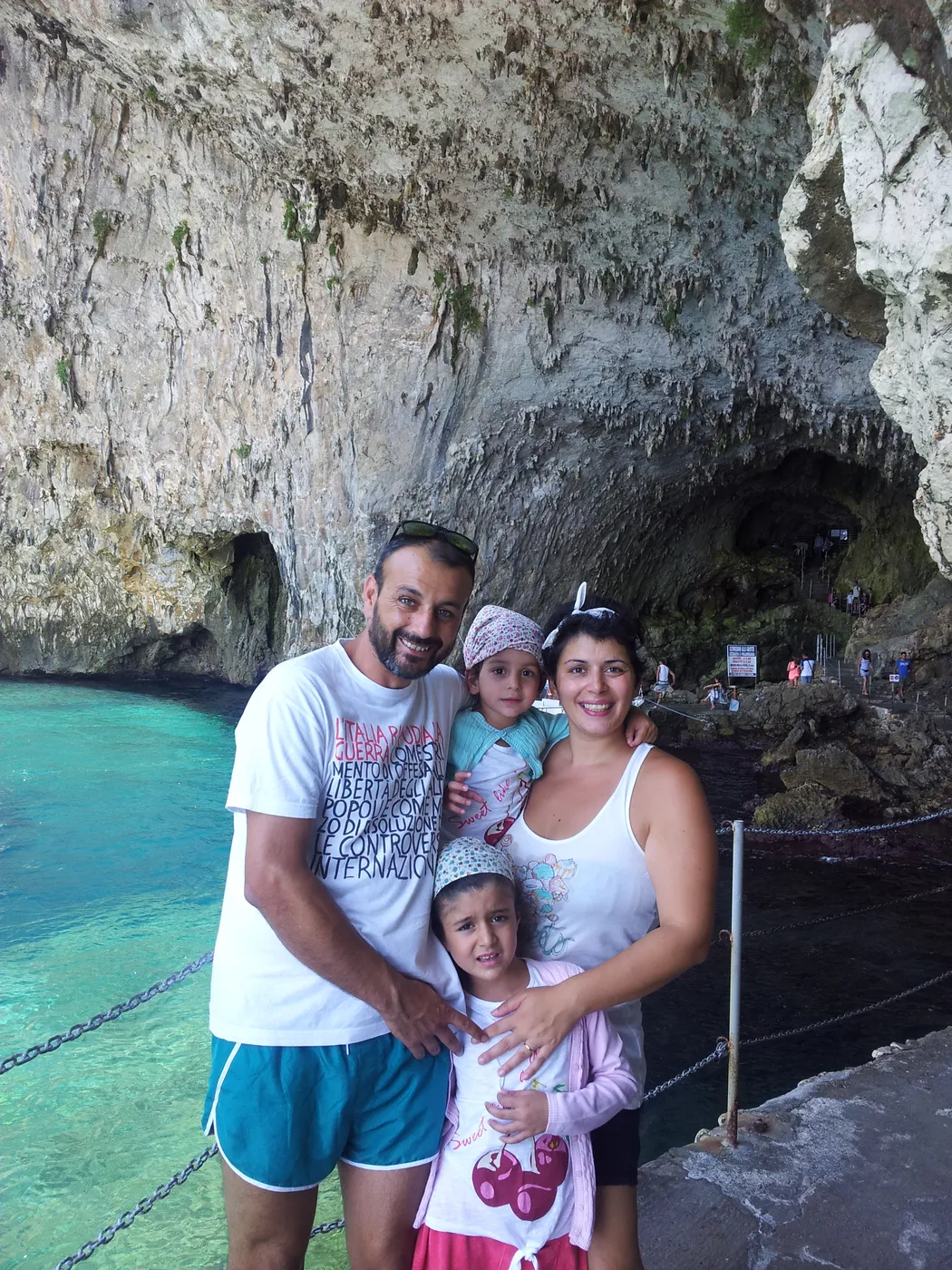 Alessandro con Natalia e le figlie, sorridenti durante una gita al mare