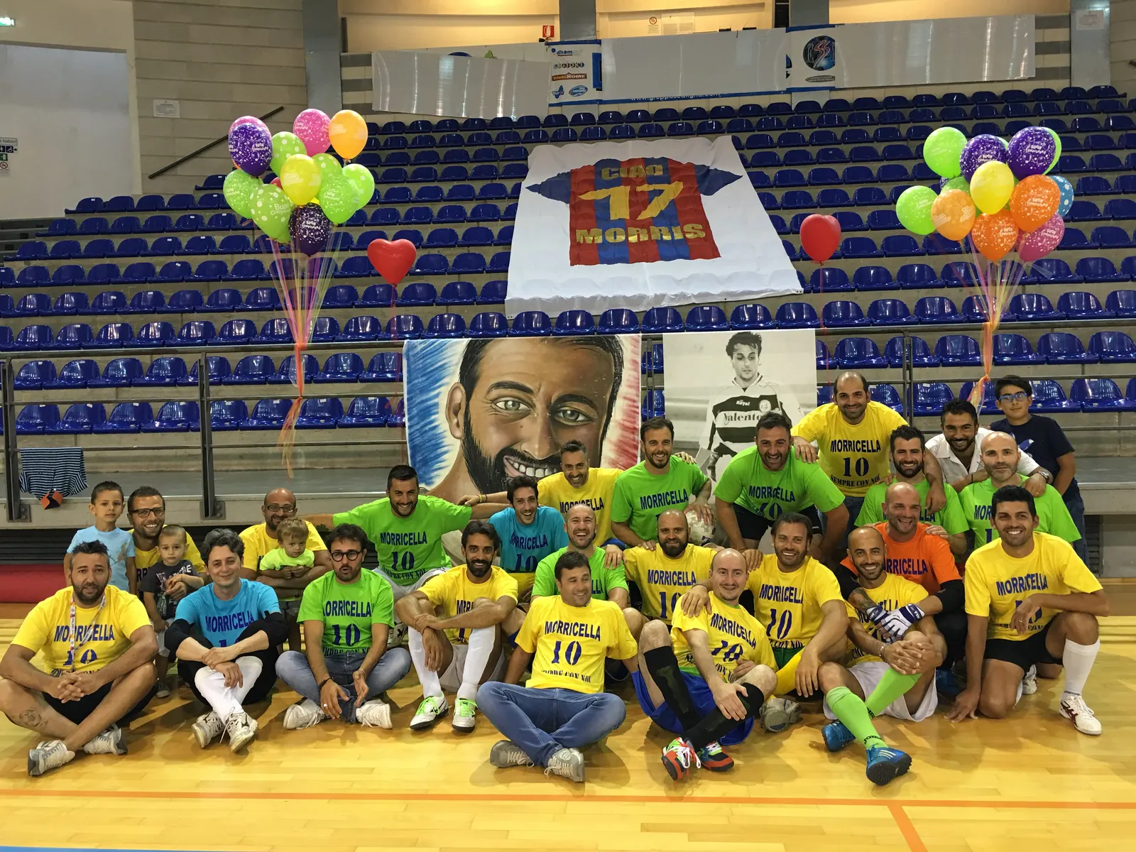 Tutti i partecipanti del torneo riuniti al palazzetto con le maglie Morricella 10 e i teli dedicati ad Alessandro