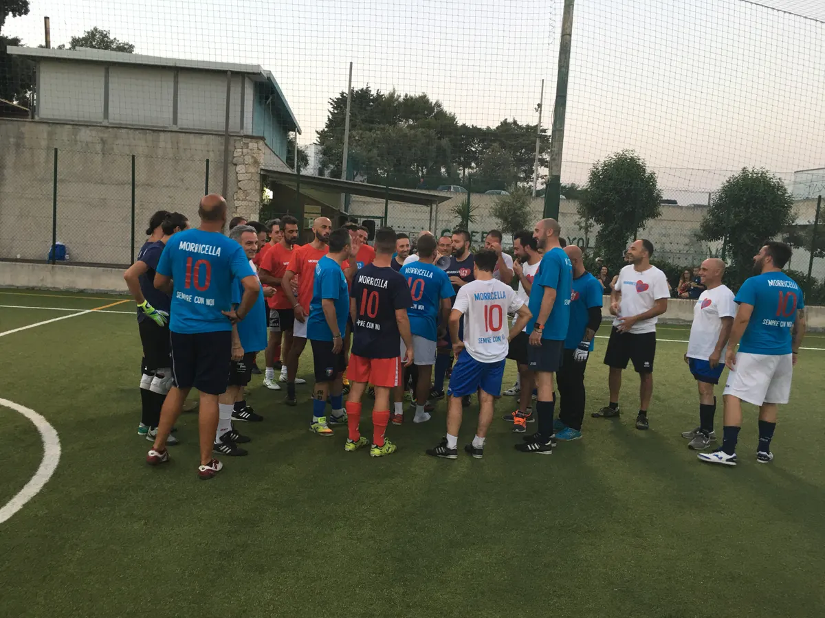I partecipanti dell'edizione 2018 riuniti in cerchio a centrocampo prima delle partite