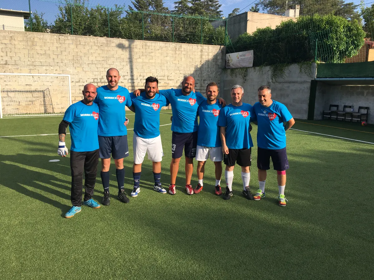 Una squadra dell'edizione 2018 in maglia azzurra Morricella's Day, schierata davanti alla porta