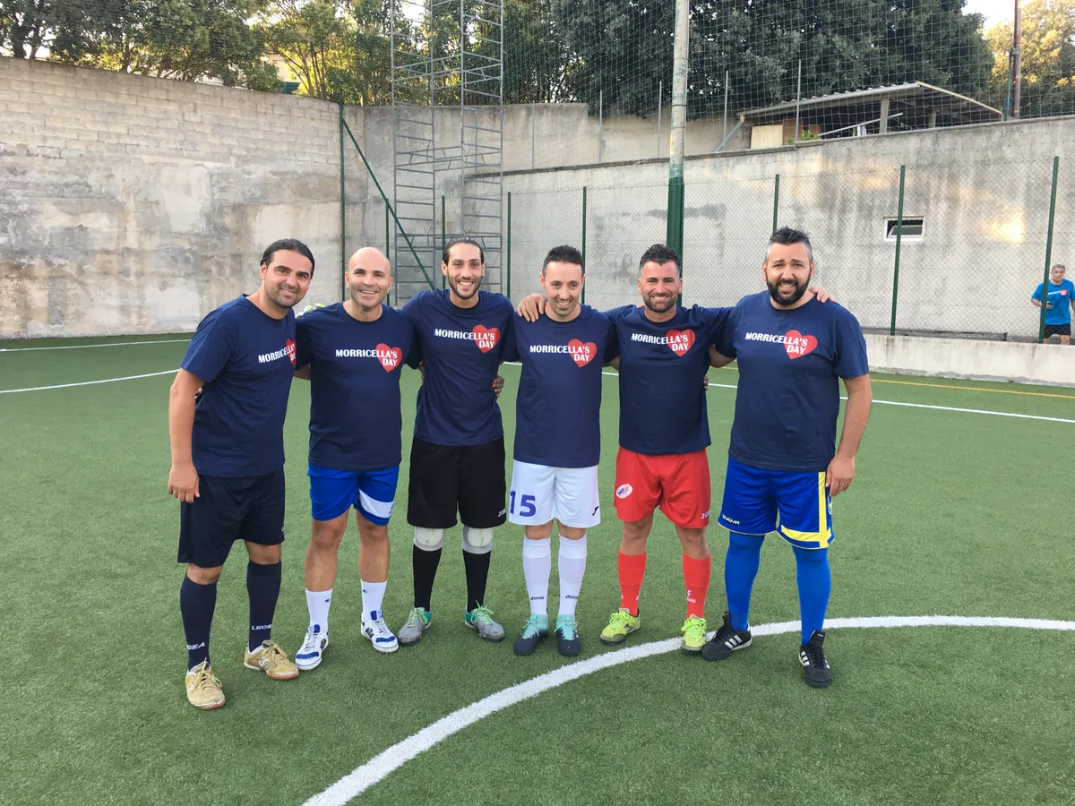 Sei partecipanti dell'edizione 2018 con le maglie blu Morricella's Day, sul campo all'aperto