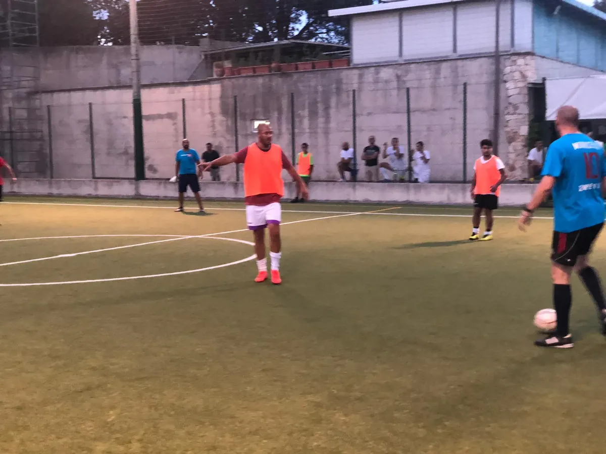 Giocatori in campo nell'edizione 2019, con la maglia commemorativa Morricella 10 sempre con noi