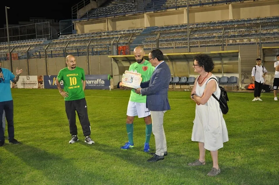 Un momento di premiazione in campo al Tursi, con un giocatore in maglia Morricella 10 sempre con noi