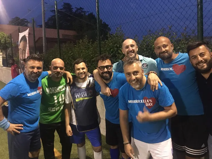 Un gruppo di partecipanti dell'edizione 2020 del torneo, a bordo campo in serata