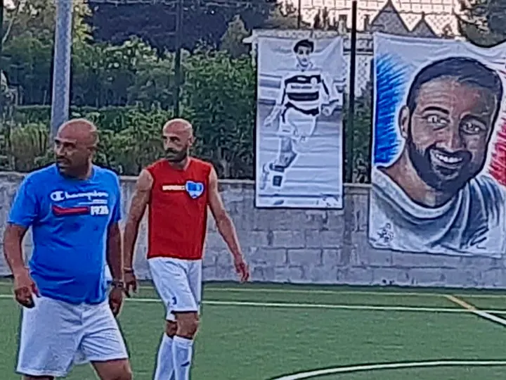 Due partecipanti dell'edizione 2023 in campo, con i teli dedicati ad Alessandro Morricella sullo sfondo