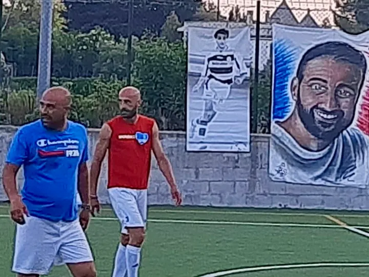 Partecipanti dell'edizione 2023 in campo, con i teli dedicati ad Alessandro