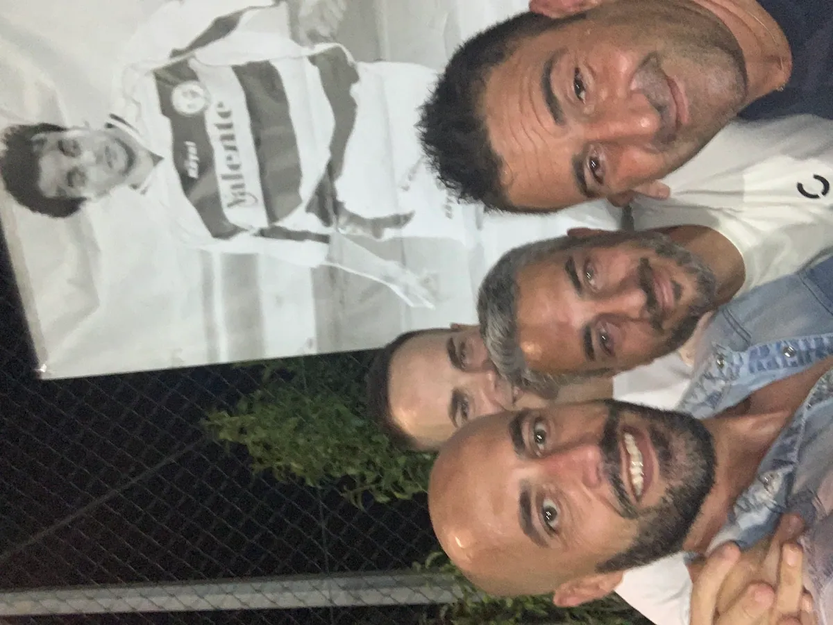 Amici del torneo davanti al telo dedicato ad Alessandro, edizione 2023
