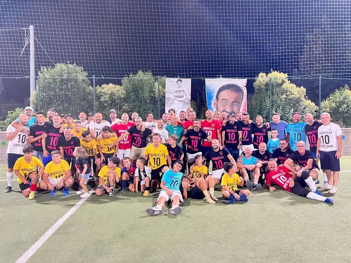 La foto di gruppo del decennale del torneo, tutta la comunità sul campo