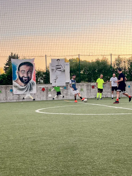 Il campo del torneo 2026 con i teli dedicati ad Alessandro