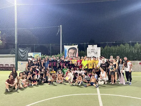 Foto di gruppo dell'edizione 2026 del torneo, davanti ai teli dedicati ad Alessandro