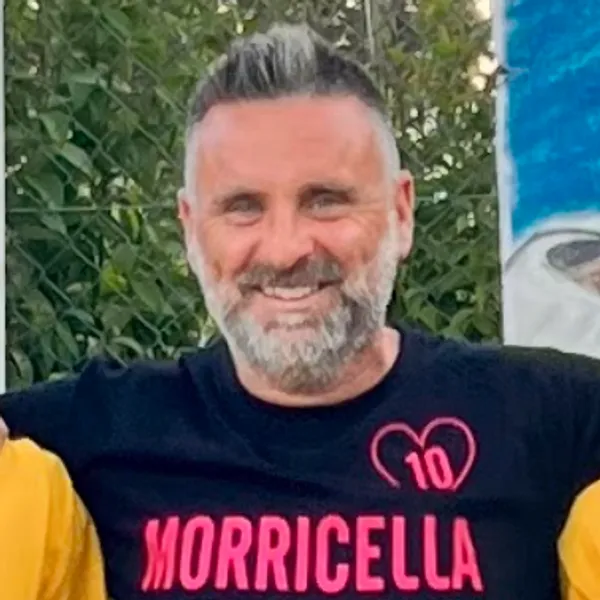 Mister Roberto Trullo, per tutti Trullovic, con la maglia del torneo dedicata ad Alessandro